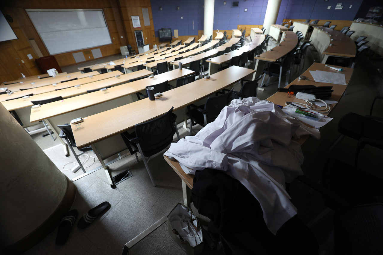 An empty classroom at a medical school in Daegu (Yonhap)