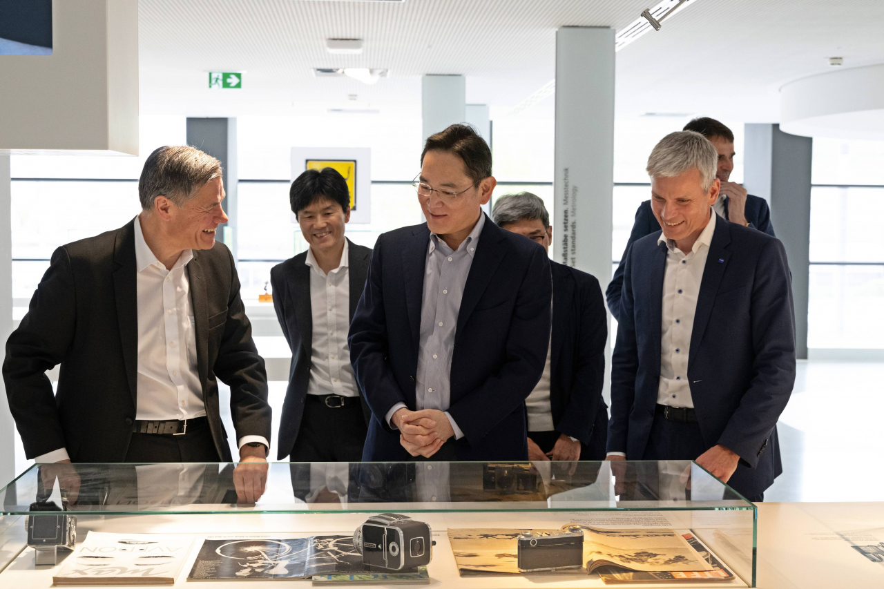 From left: Zeiss Group CEO Karl Lamprecht, Samsung Electronics Chairman Lee Jae-yong and Zeiss Semiconductor Manufacturing Technology CEO Andreas Pecher tour the Zeiss headquarters in Oberkochen, Germany, Friday. (Samsung Electronics)