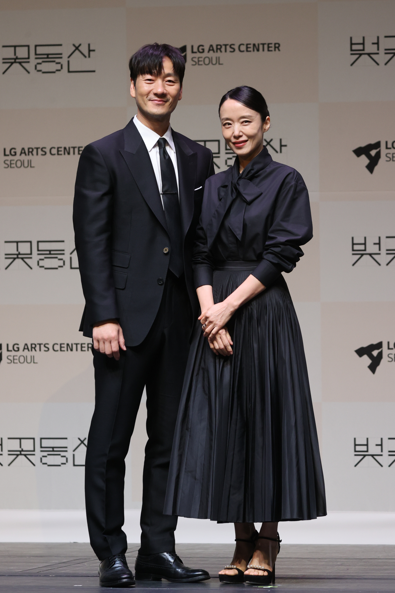 Jeon Do-yeon (right) and Park Hae-soo pose for photos during a press conference at the LG Arts Center in Seoul, April 23. (Yonhap)