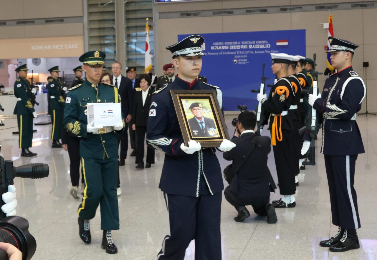South Korean honor guards take part in a ceremony marking the arrival of the remains of Ferdinand Titalepta, a late Dutch veteran of the 1950-53 Korean War, at Incheon International Airport, just west of Seoul, Monday. (Yonhap)