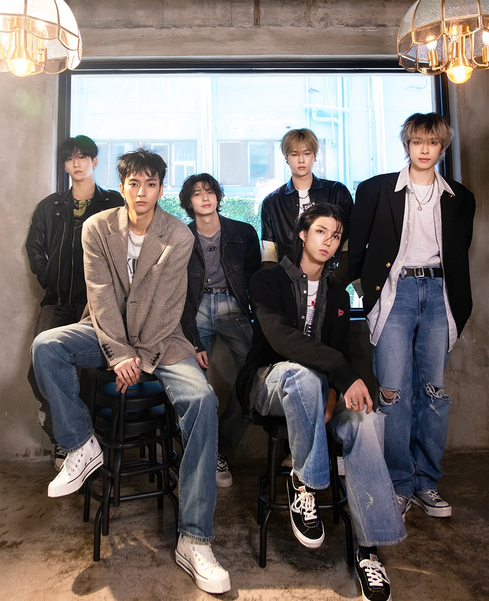 From left: Xdinary Heroes members Gun-il, O.de, Joo-yeon, Jun-han, Jung-su and Gaon (JYP Entertainment)