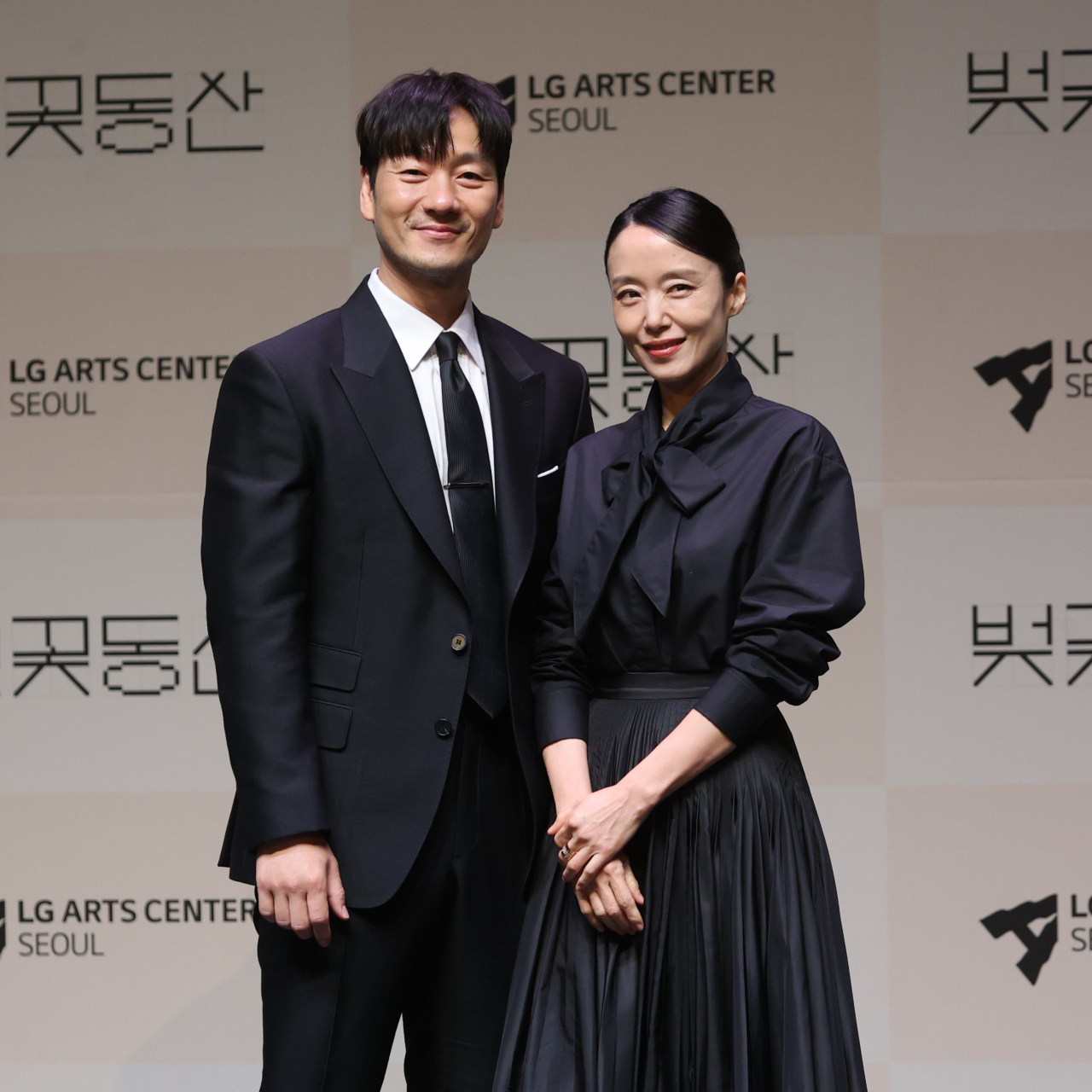 Jeon Do-yeon (right) and Park Hae-soo pose for photos during a press conference at the LG Arts Center in Seoul, April 23. (Yonhap)