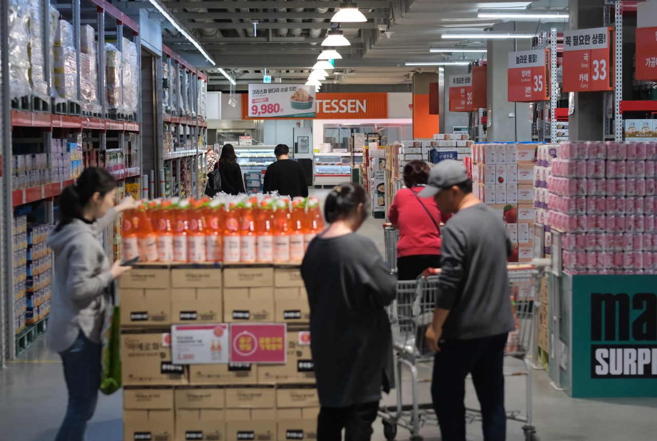 People shop at a major discount store in Seoul on Thursday. (Yonhap)