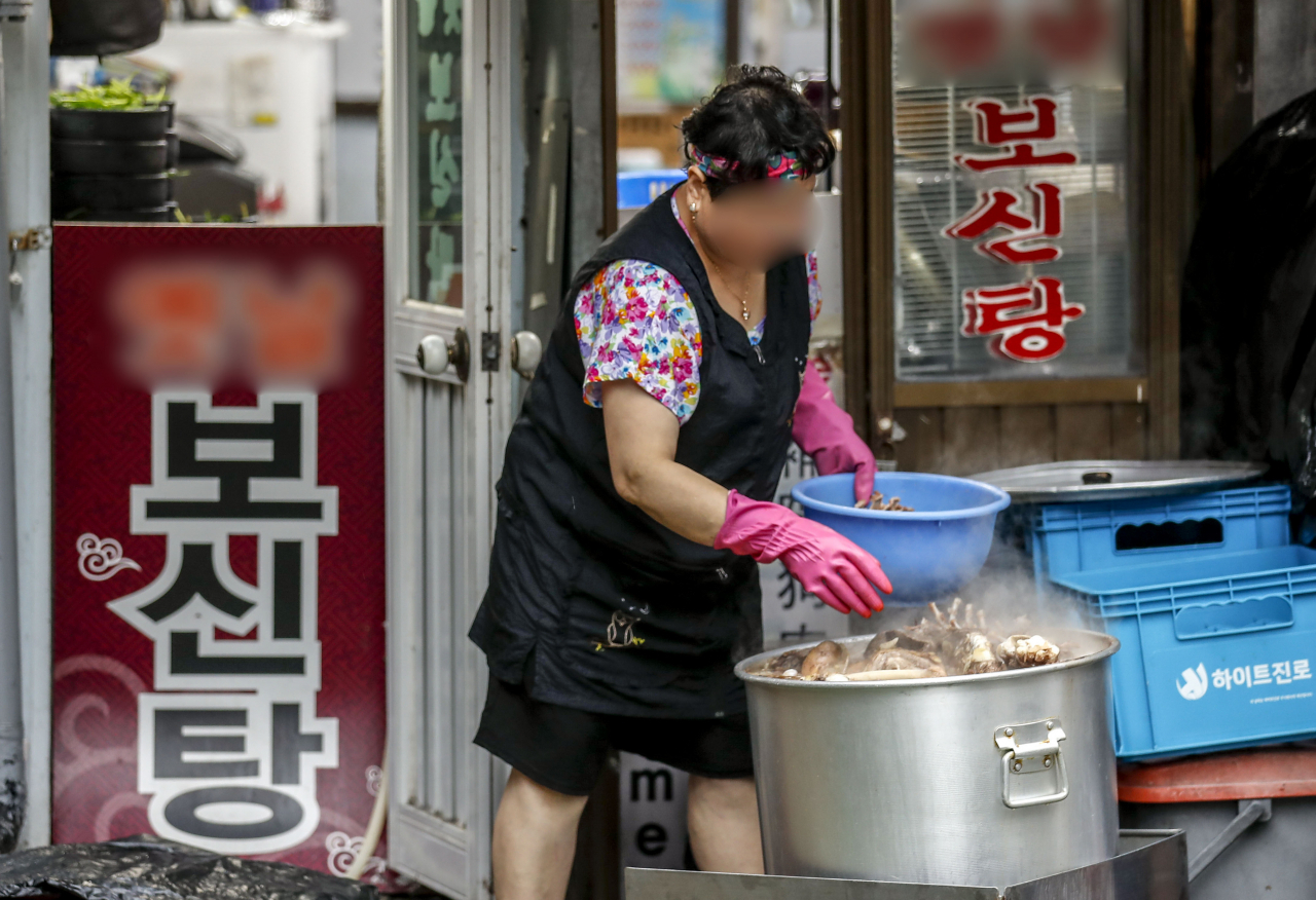 A restaurant selling dog meat in Seoul (Newsis)