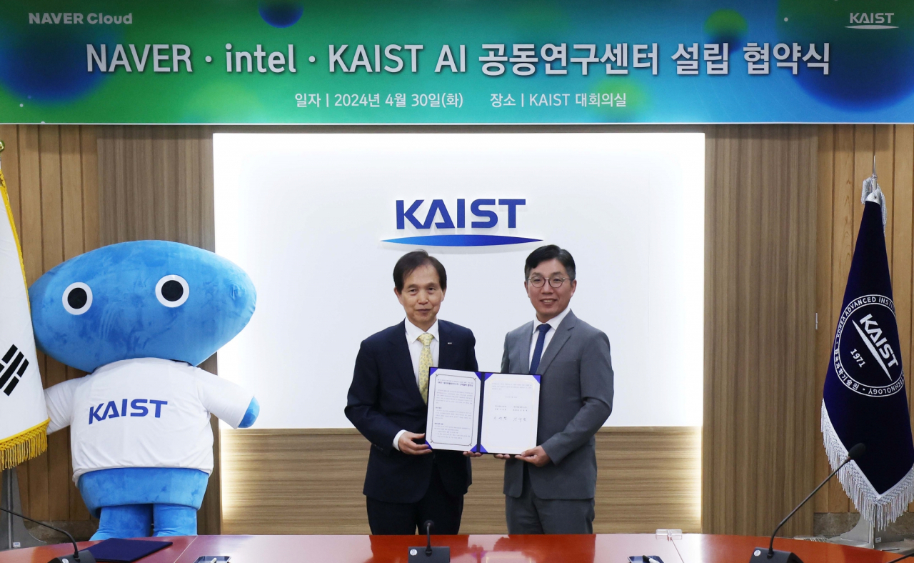 Lee Kwang-hyung (left), president of the Korea Advanced Institute of Science and Technology, and Naver Cloud CEO Kim Yu-won pose for a photo after signing a memorandum of understanding to establish a joint artificial intelligence lab with Intel on the KAIST campus in Daejeon, Tuesday. (KAIST)