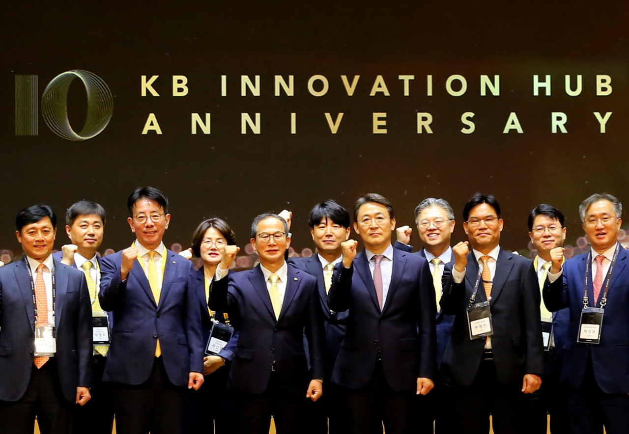 KB Financial Group Chairman Yang Jong-hee (fifth from left) and KB Kookmin Bank CEO Lee Jae-keun (third from left) pose during an event celebrating the 10th anniversary of the KB Innovation HUB Center on Tuesday. (KB Financial Group)