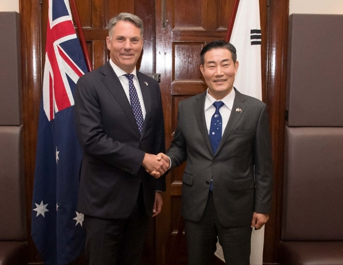 Defense Minister Shin Won-sik (right) shakes hands with Australian Deputy Prime Minister and Minister for Defense Richard Marles during their meeting in Melbourne on Tuesday. (Defense Ministry)