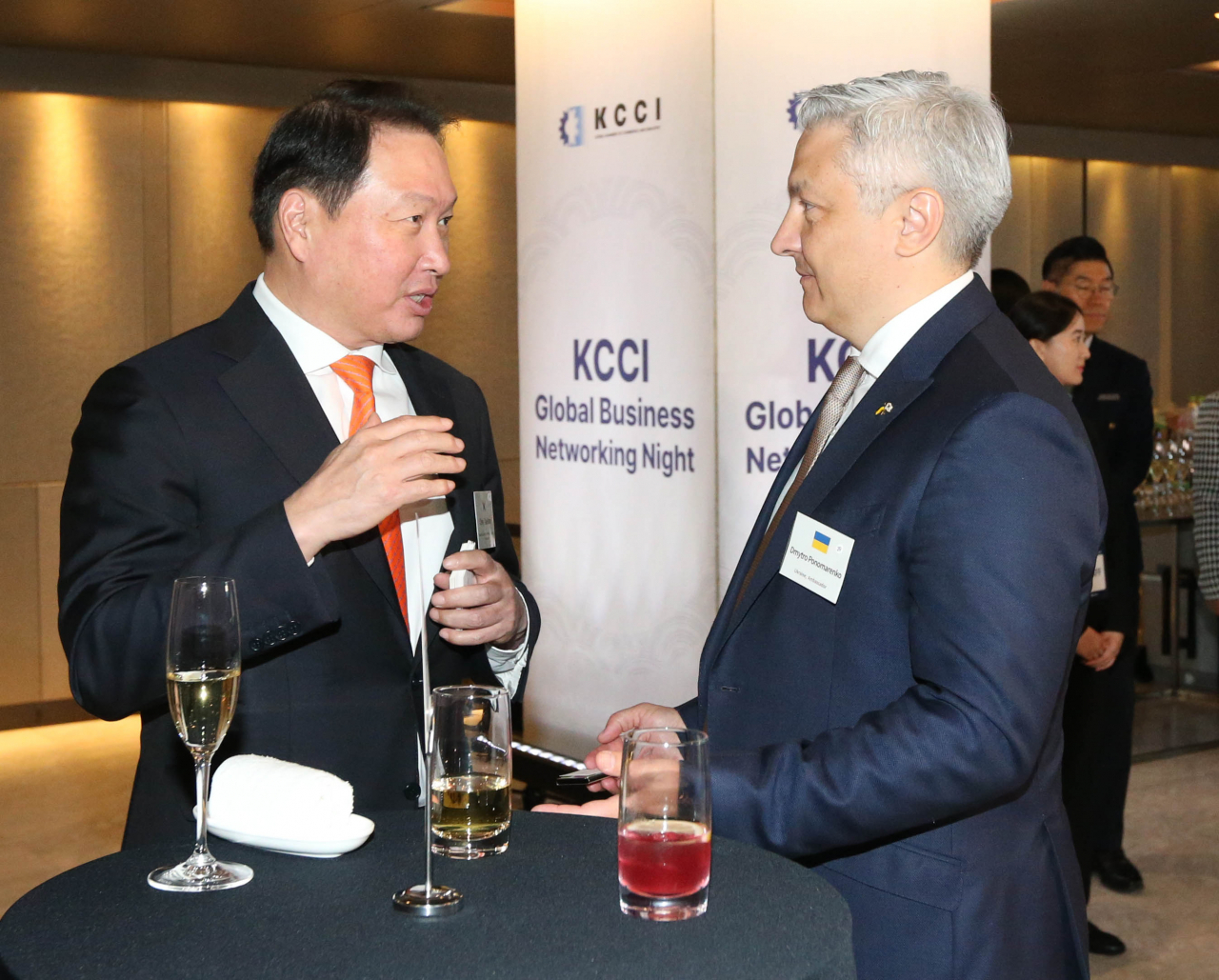 Korea Chamber of Commerce and Industry Chief Chey Tae-won (left) speaks with Ukrainian Ambassador to Seoul Dmytro Ponomarenko at the Global Business Networking Night hosted by the business group in Seoul on Tuesday. (KCCI)