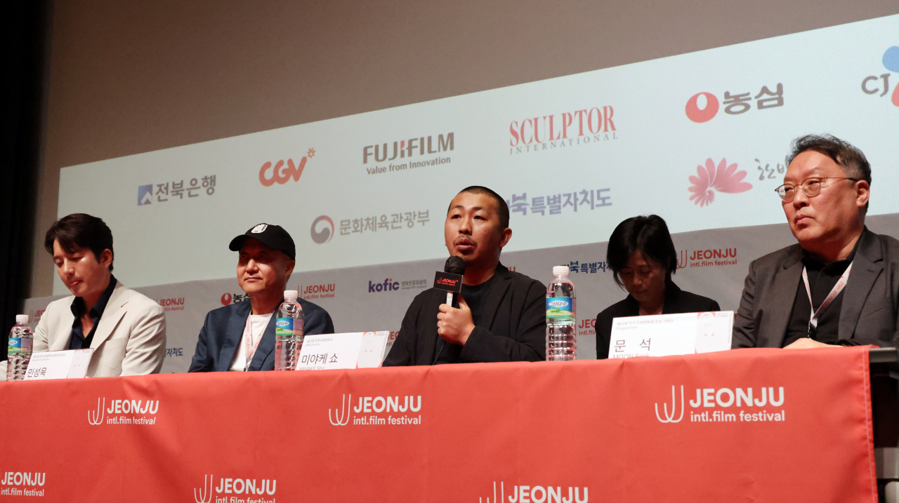 Japanese filmmaker Sho Miyake (third from left) speaks at a press conference held at the Jeonju Cinema Complex, in Jeonju, North Jeolla Province, Wednesday. (Yonhap)