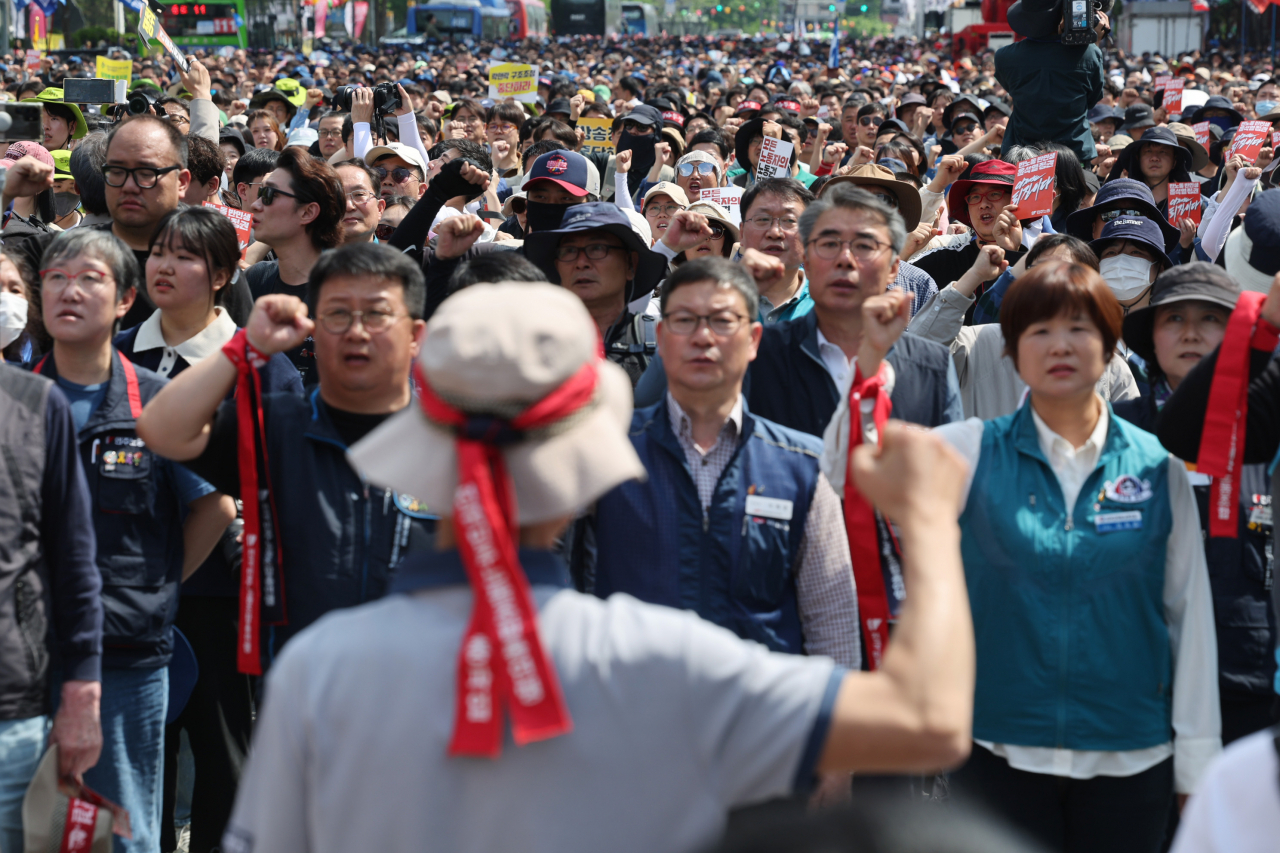 Unionized workers affiliated to the Korean Confederation of Trade Unions stage a rally near Gwanghwamun Square in Seoul on Wednesday. (Yonhap)