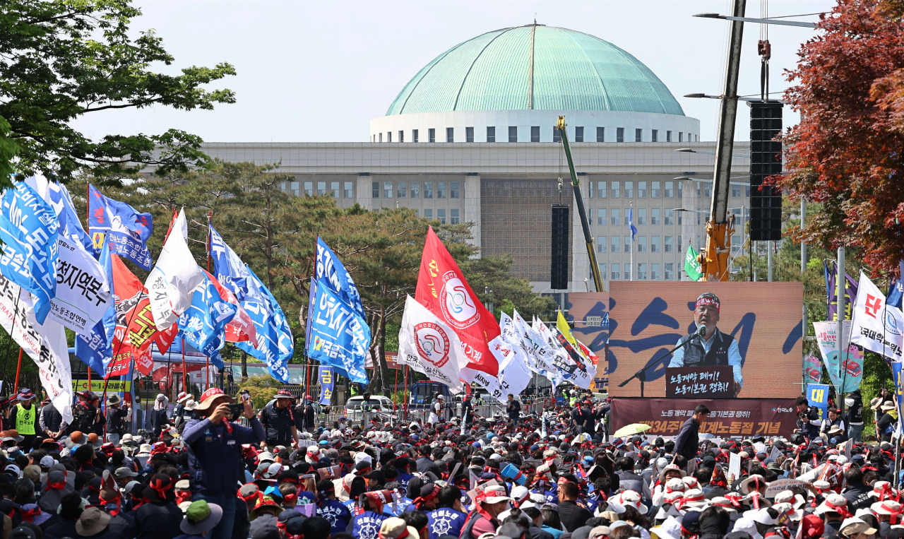 Unionized workers affiliated with the Federation of Korean Trade Unions flocked in front of the National Assembly building in Seoul on Wednesday. (Yonhap)