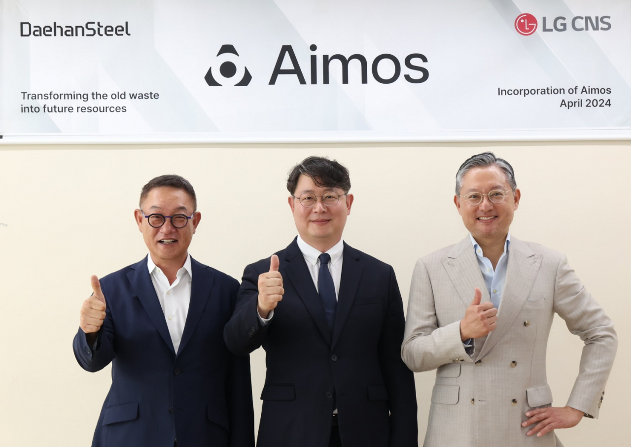 From left: LG CNS CEO Hyun Shin-gyoon, Aimos CEO Kim Beom-seock and Daehan Steel CEO OH Chi-hoon pose for a photo during the joint venture launch event held in Busan, Tuesday. (LG CNS)