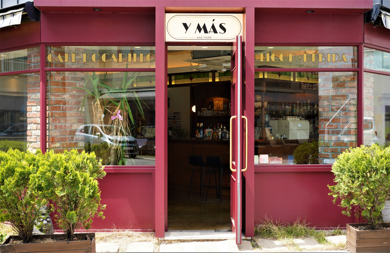 Local coffee shop and bar Y Mas is located in Mangwon-dong, Mapo-gu, western Seoul. (Lee Si-jin/The Korea Herald)