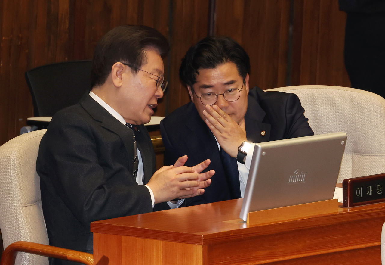 Park Chan-dae(right), a two-term lawmaker of the Democratic Party who was reelected for another term, speaks to Democratic Party leader Lee Jae-myung at the National Assembly in Seoul on Thursday.