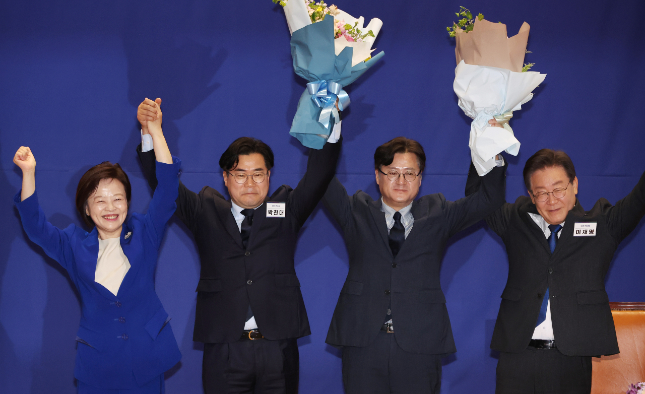 From left: Democratic Party of Korea Reps. Jin Sun-mee, Park Chan-dae, Hong Ihk-pyo and main opposition leader Lee Jae-myung celebrate Park's election as the new floor leader at the National Assembly in western Seoul on Friday. (Yonhap)