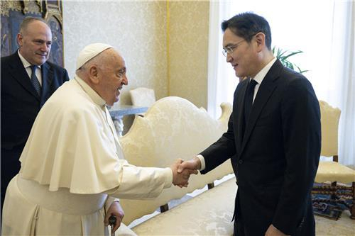 Pope Francis (left) shakes hands with Samsung Electronics Chairman Lee Jae-yong during a visit to the Apostolic Palace in Vatican City on April 27. (Yonhap)