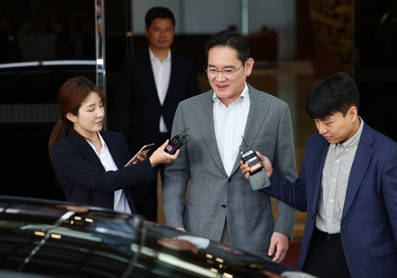Samsung Electronics Chairman Lee Jae-yong (center) speaks to reporters after arriving at Seoul Gimpo Business Aviation Center on Friday. (Yonhap)