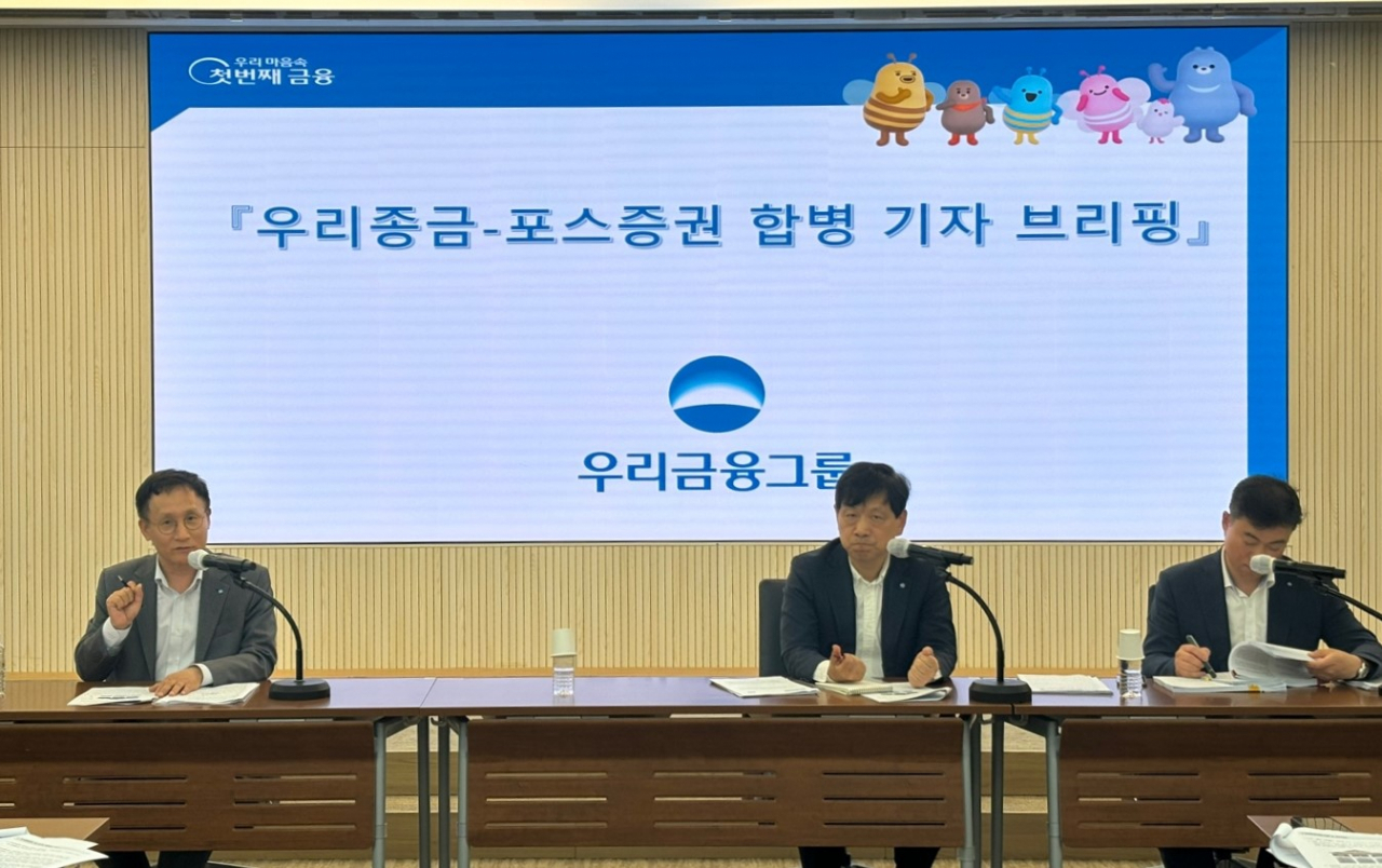 (From left) Woori Investment Bank CEO Nam Ki-cheon and Woori Financial Group's Deputy President of Strategy Planning Unit, Lee Jung-soo, and Senior General Manager of the group's Business Portfolio Department, Yang Ki-hyeon, hold a press conference about Woori Investment Bank and Korea Foss Securities' merger deal at the Woori Financial Group headquarters in Seoul on Friday. (Woori Financial Group)