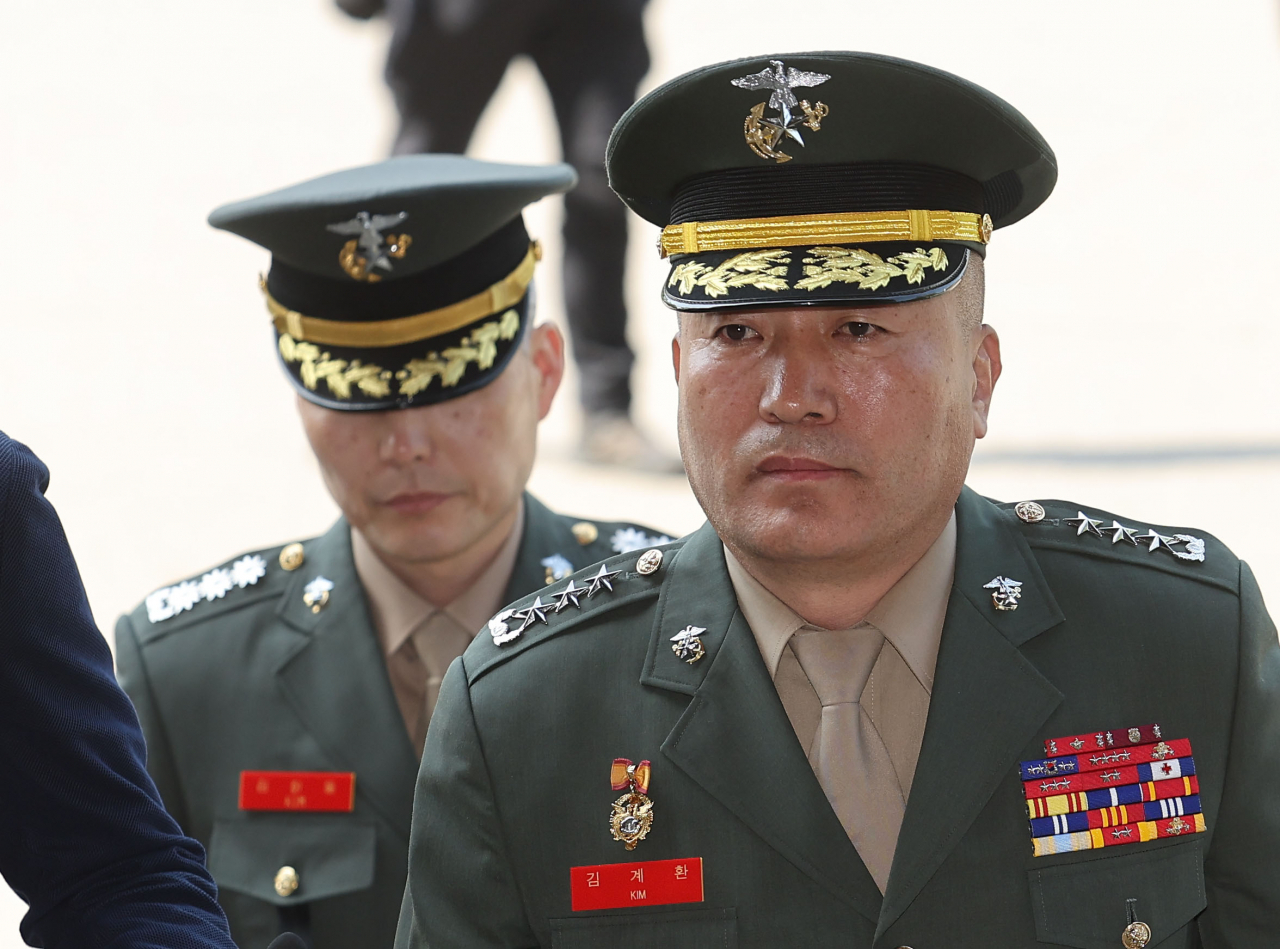 Marine Corps Commandant Lt. Gen. Kim Kye-hwan (right) appears at the Corruption Investigation Office for High-ranking Officials in Gwacheon, south of Seoul, on Saturday, for questioning over an alleged influence-peddling case related to the death of a young Marine last year. (Yonhap)