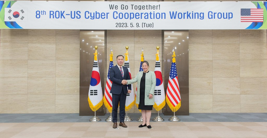 Choi Byong-ok (left), the director general of the defense ministry's defense policy bureau, shakes hands with Mieke Eoyang, the US deputy assistant secretary of defense for cyber policy, as they meet for the allies' Cyber Cooperation Working Group session at the ministry in Seoul on May 9, 2023, in this file photo released by the ministry. (Yonhap)