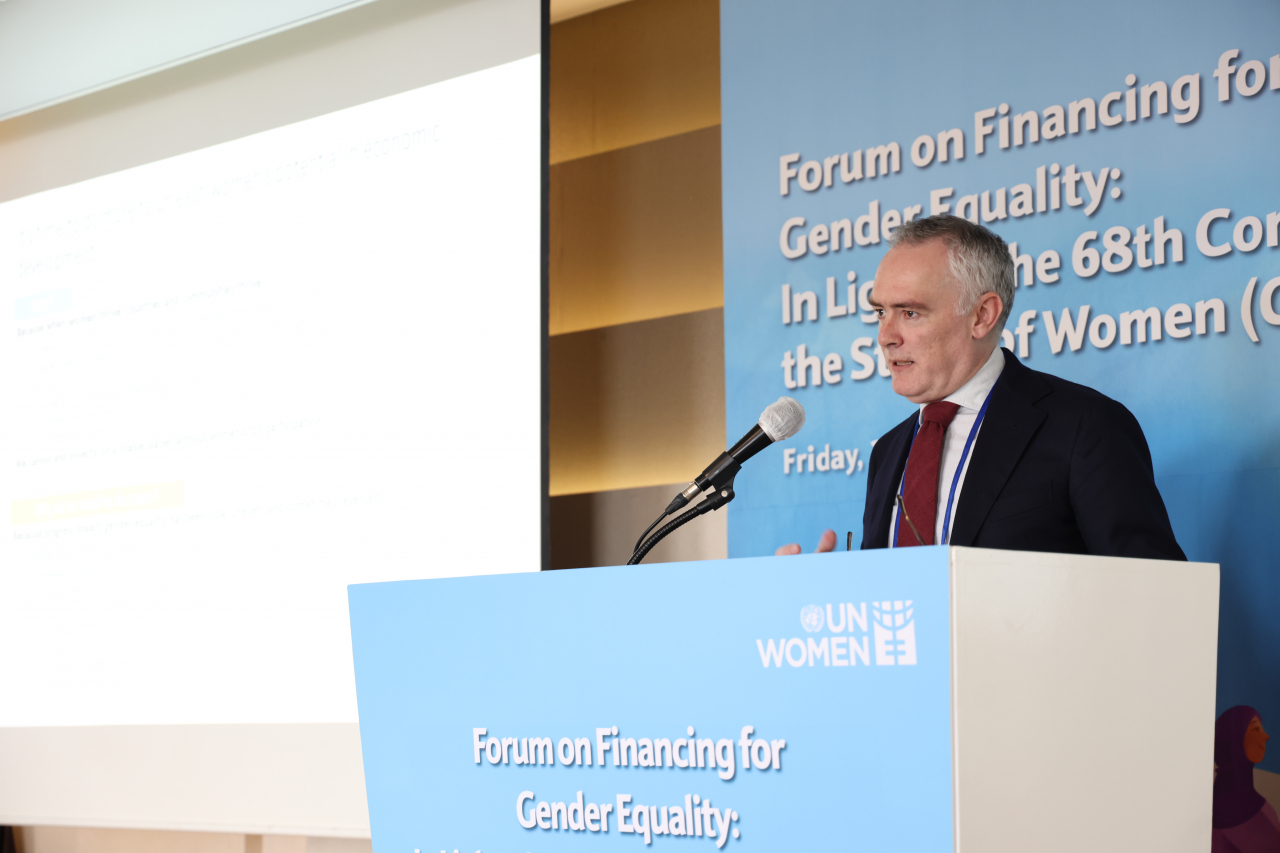 Jason Allford, special representative to Korea of World Bank Group, speaks at the Forum on Financing for Gender Equality: In Light of the 68th Commission of the Status of Women, in Seoul, April 26. (UN Women)