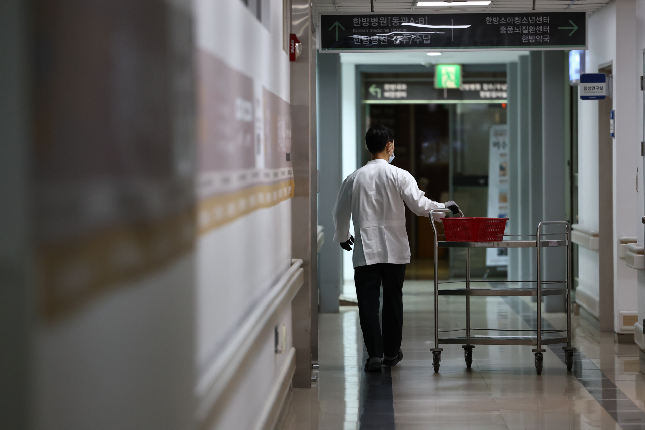 A medical staffer walks the hallway of Kyung Hee University Medical Center, which is considering encouraging unpaid leaves due to financial difficulties, in Dongdaemun-gu, Seoul. (Yonhap)