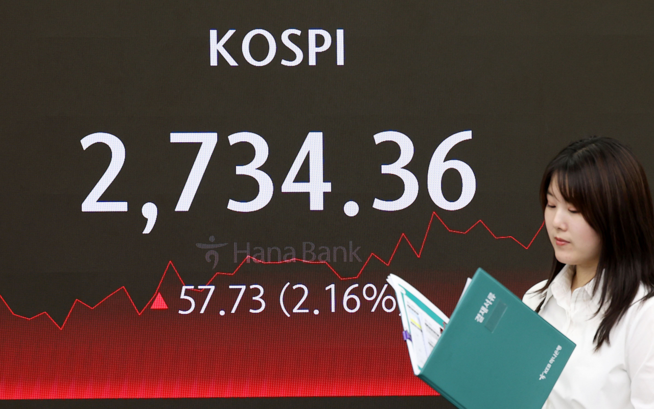 An electronic board showing the Korea Composite Stock Price Index at a dealing room of the Hana Bank headquarters in Seoul on Wednesday. (Yonhap)