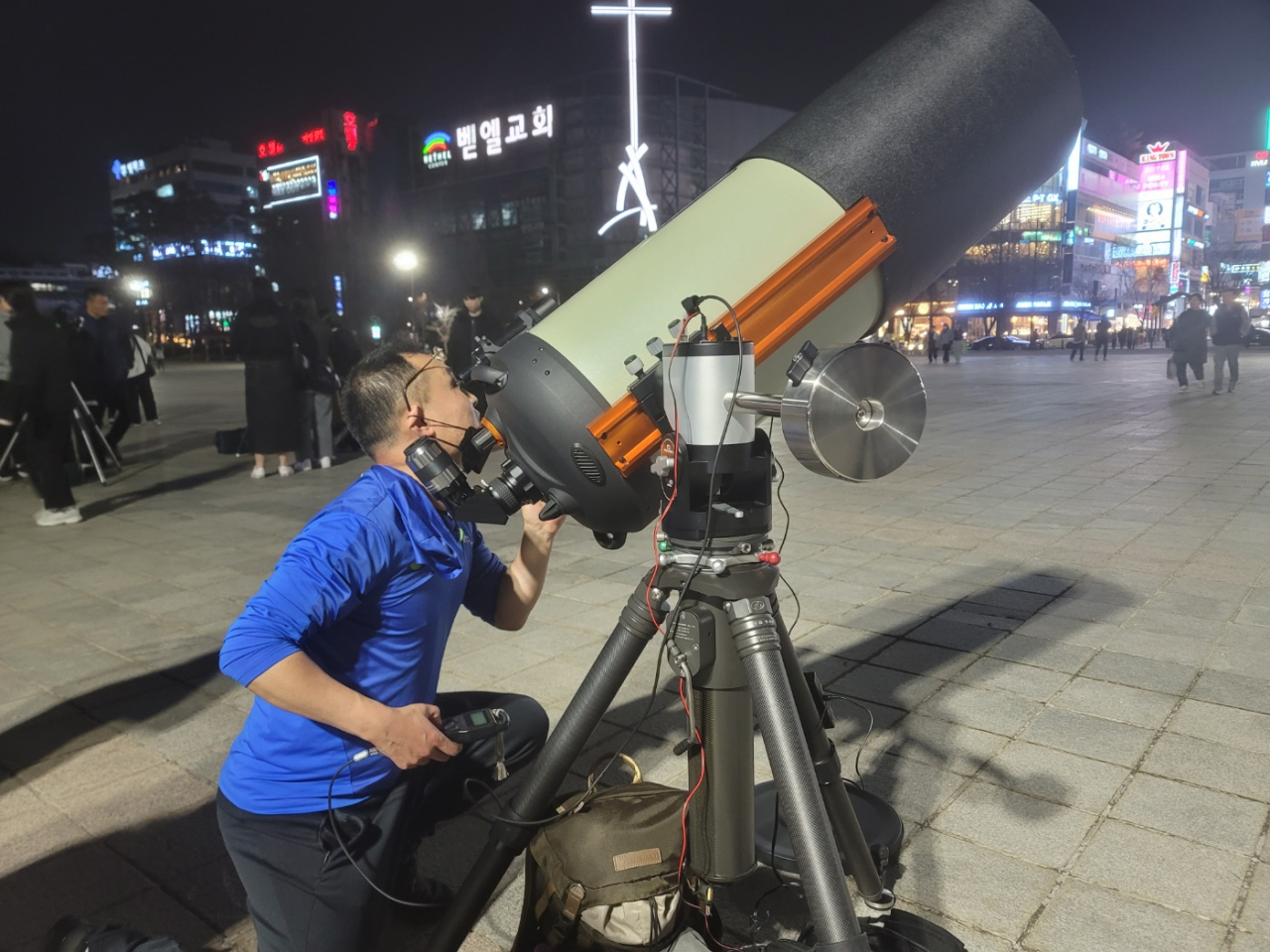 Hong Kee-cheon adjusts his telescope to view Jupiter in a park in Ilsan, northwest of Seoul, in March. (The Korea Herald/Shin Ji-hye)