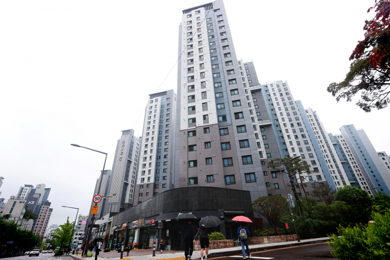 This photo taken on Monday shows an apartment complex in Seoul. (Yonhap)