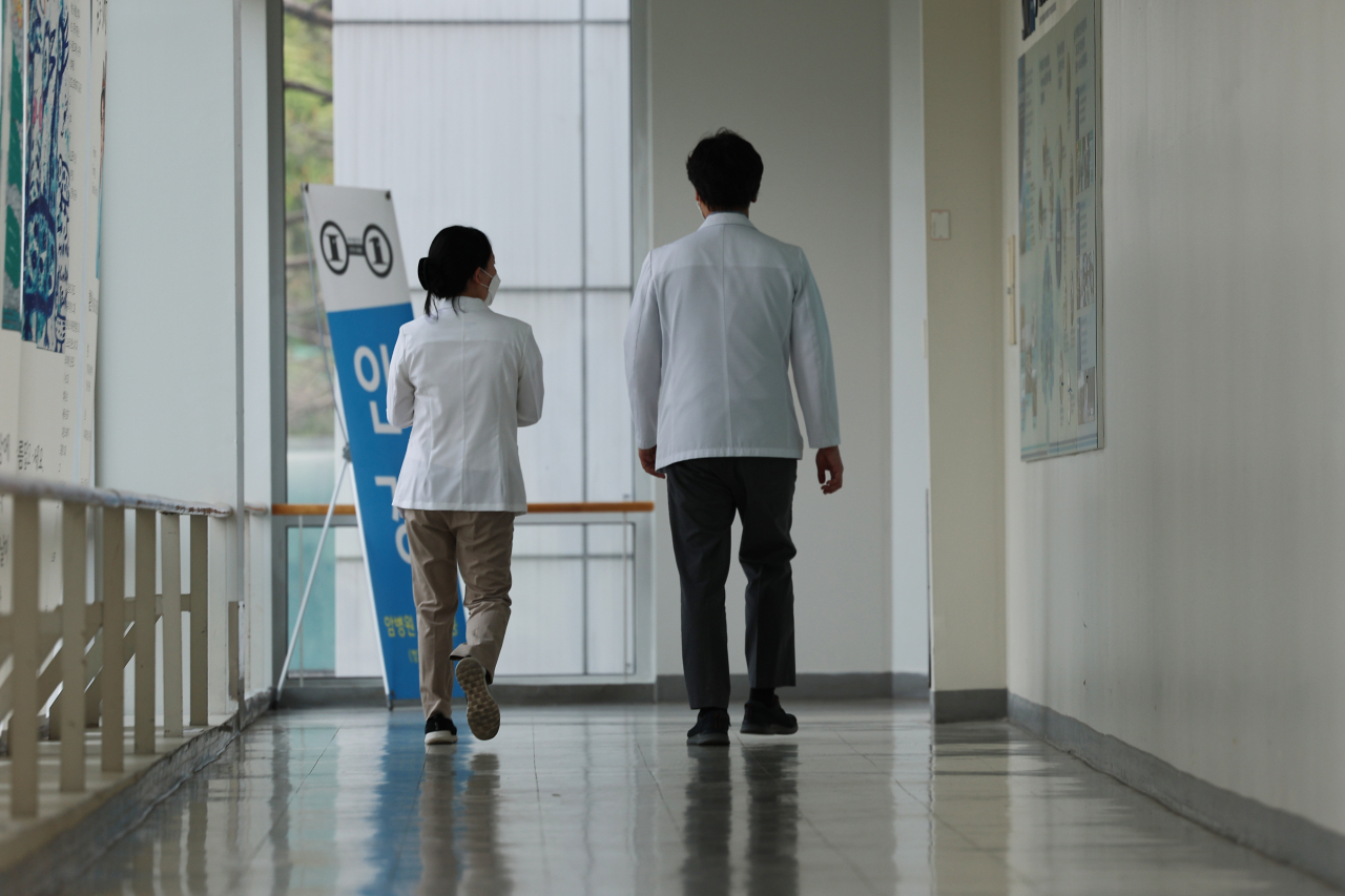 Medical personnel walk down the hallway at a hospital in Seoul (Yonhap)