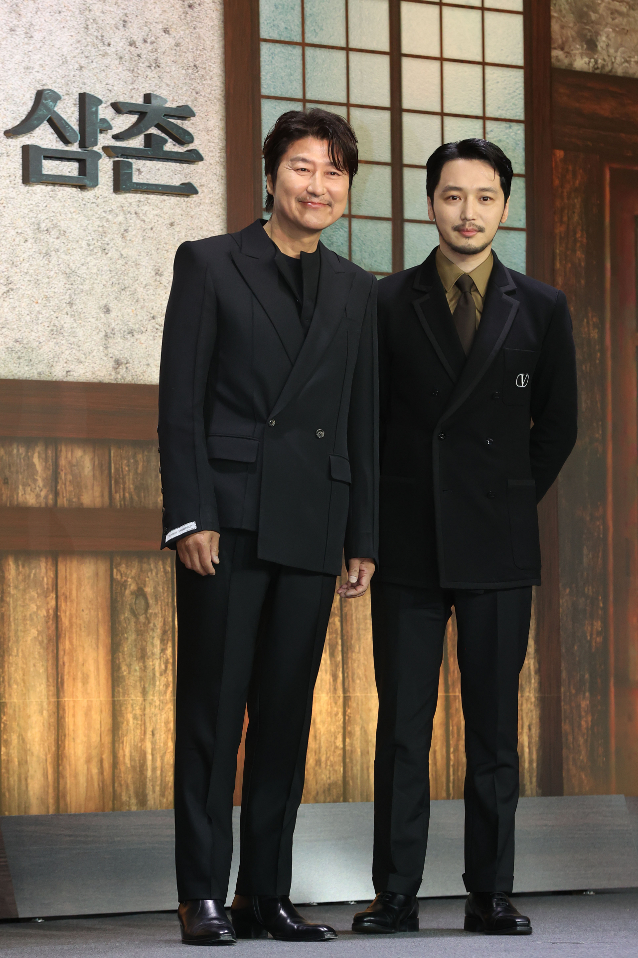 Song Kang-ho (left) and Byun Yo-han pose for a photo during a press conference held in Gangnam-gu, Seoul, Wednesday. (Yonhap)