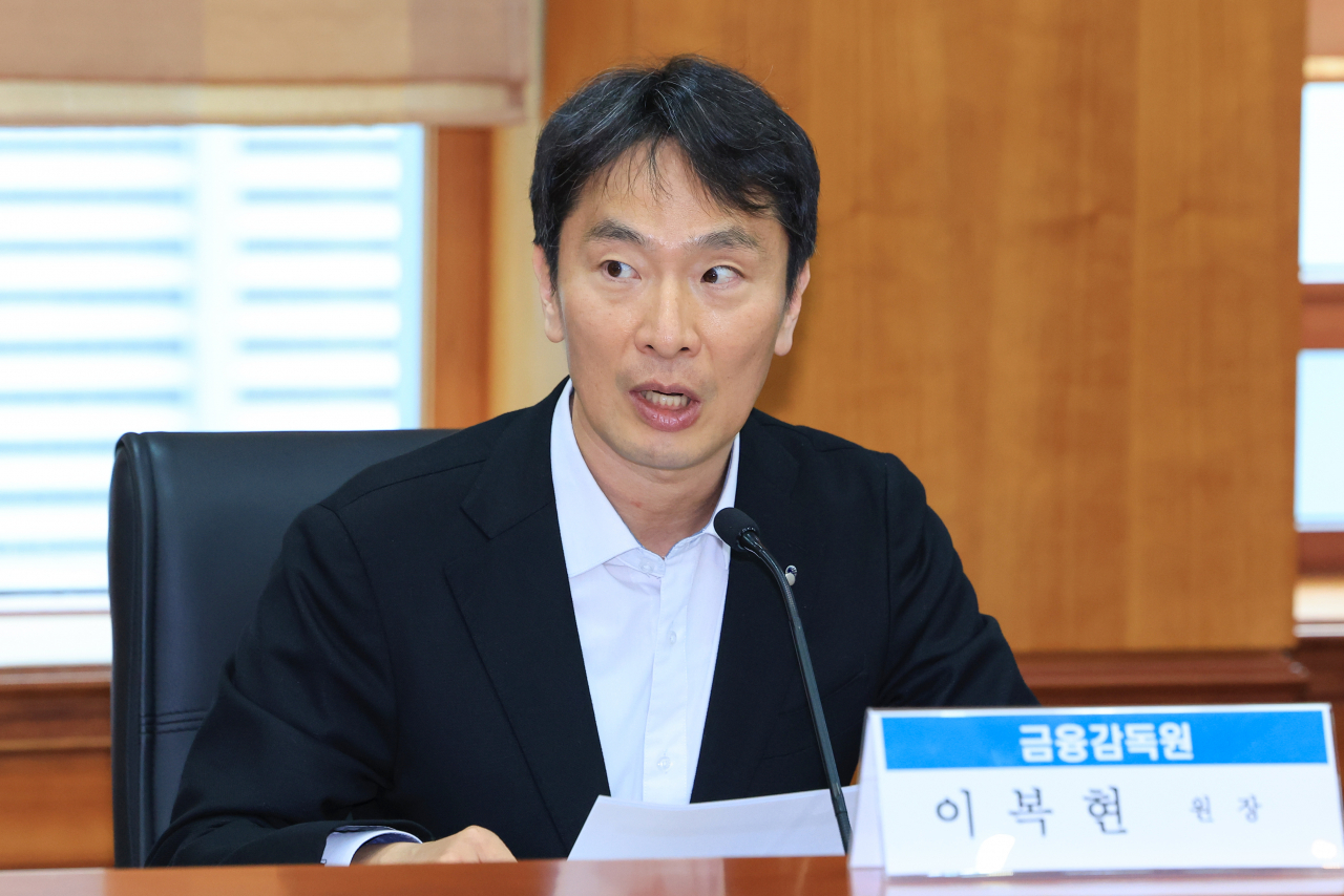 Lee Bok-hyun, the head of Financial Supervisory Service, speaks during a meeting with the local companies held in Seoul on April 18. (Yonhap)