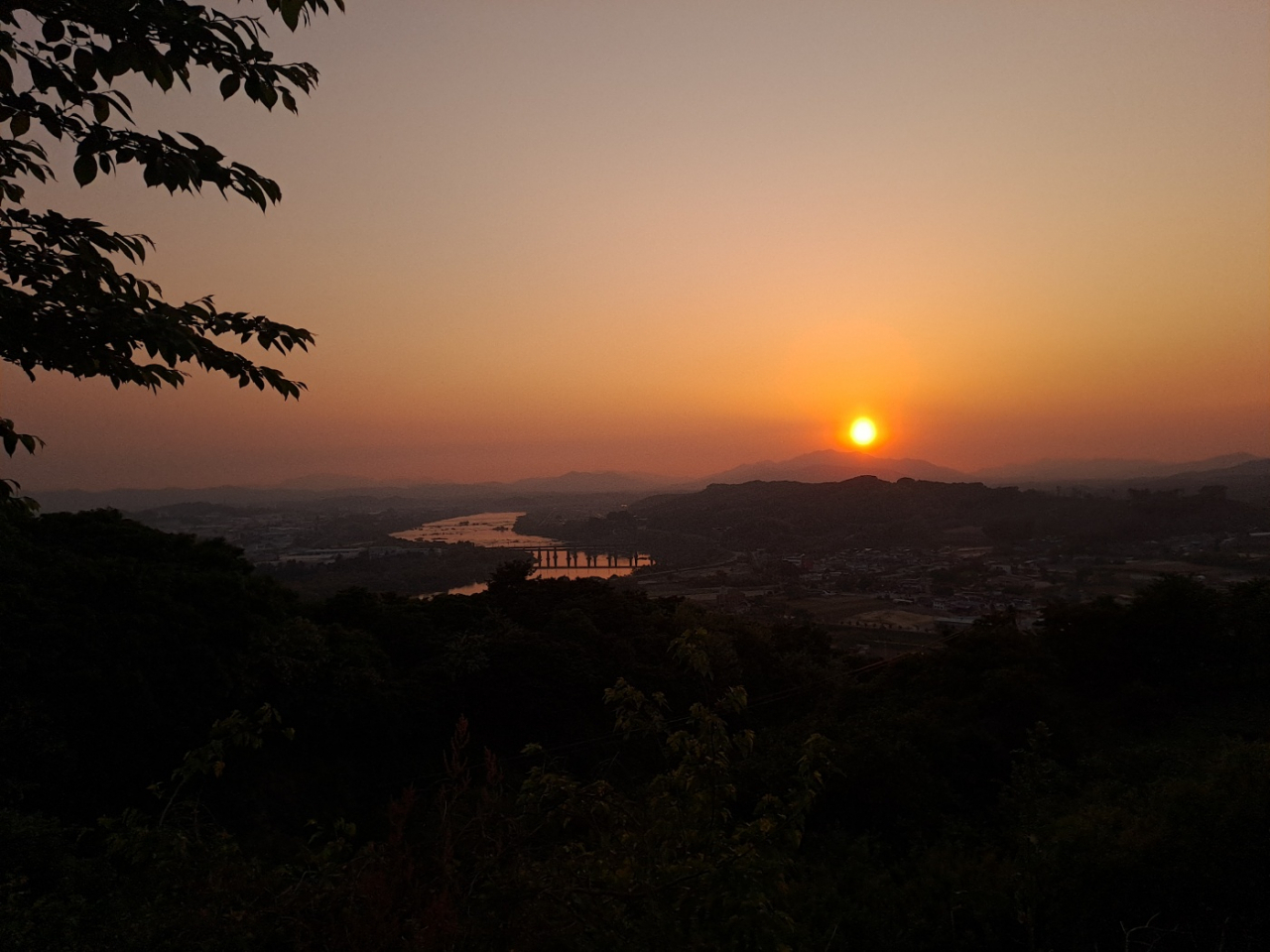 The sun sets over Geonji Village and Chungjuho in Chungju, North Chungcheong Province. (Lee Si-jin/The Korea Herald)
