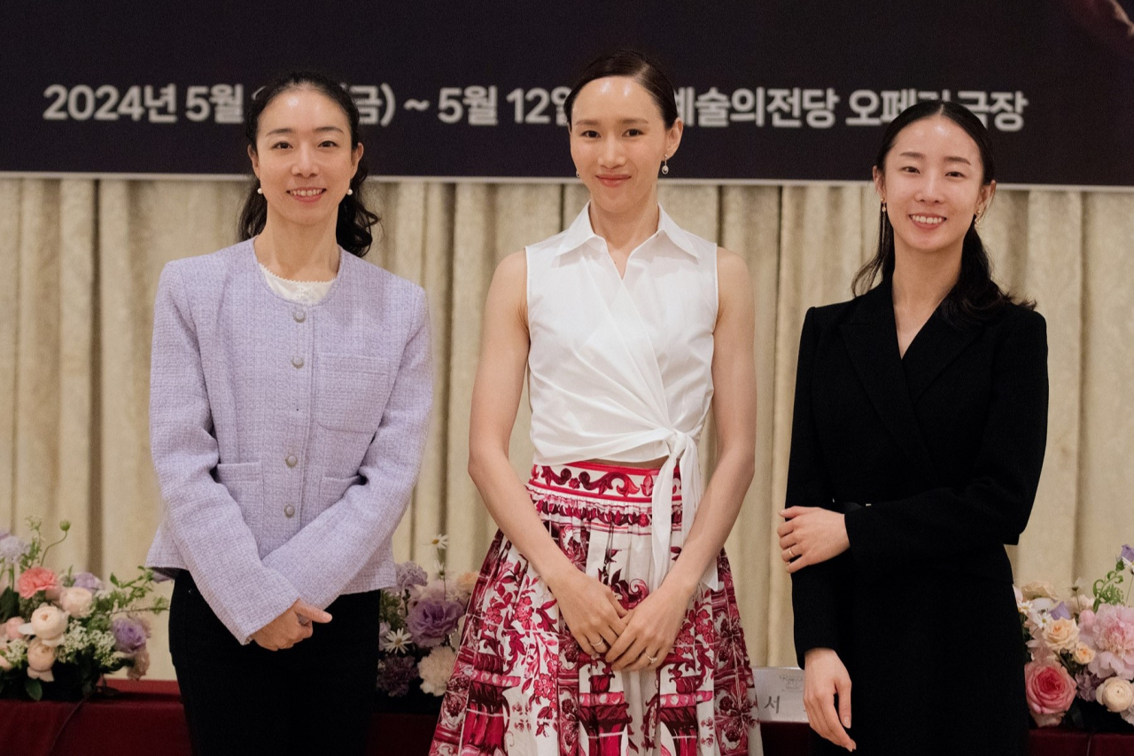 From left, Kang Mi-sun, Seo Hee and Lee You-rim attend a press conference at the Universal Arts Center in Seoul on Wednesday. (Universal Ballet)
