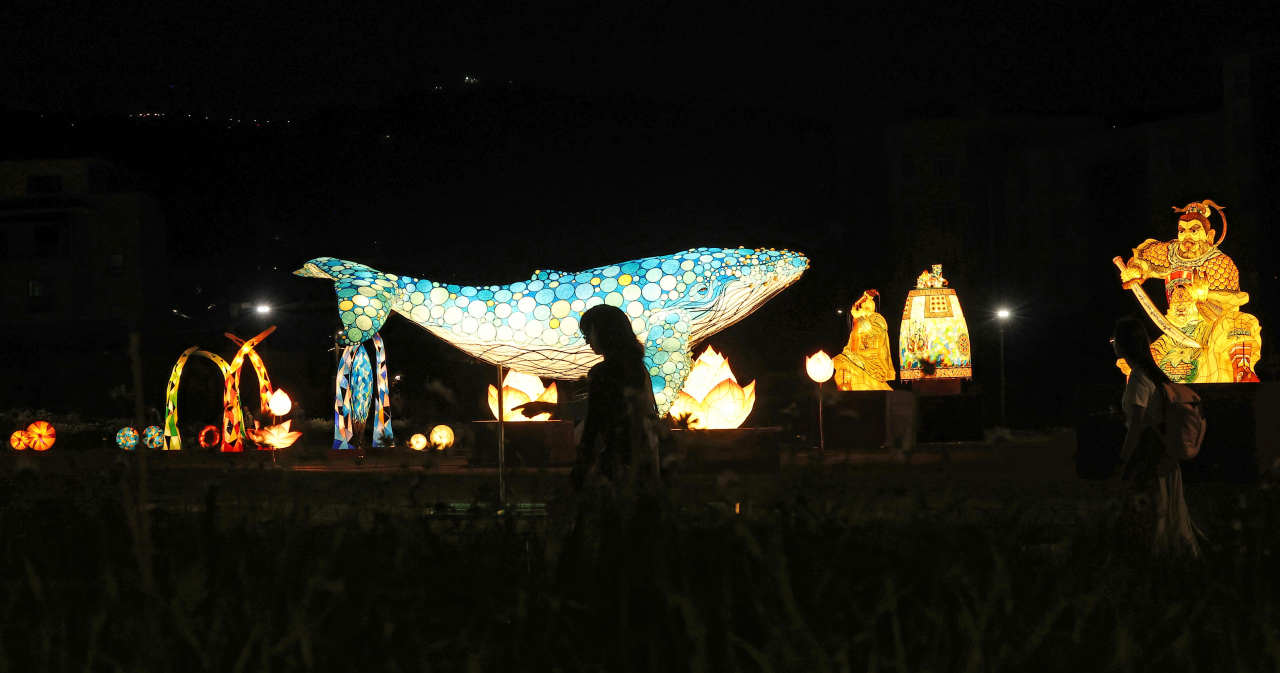 An exhibition on the traditional lantern festival is displayed at Open Songhyeon Green Square in Jongno-gu, Seoul, on May 2. (Yonhap)