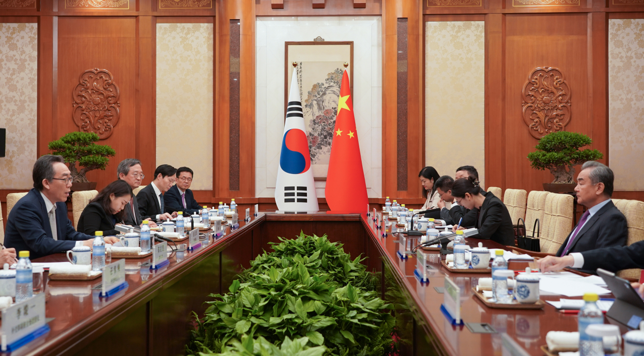 Foreign Minister Cho Tae-yul (left) and Chinese Foreign Minister Wang Yi (right) hold bilateral talks on Monday at the Diaoyutai State Guesthouse in Beijing. (Yonhap)