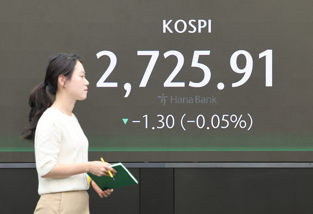 An electronic board showing the Korea Composite Stock Price Index at a dealing room of the Hana Bank headquarters in Seoul on Tuesday. (Yonhap)