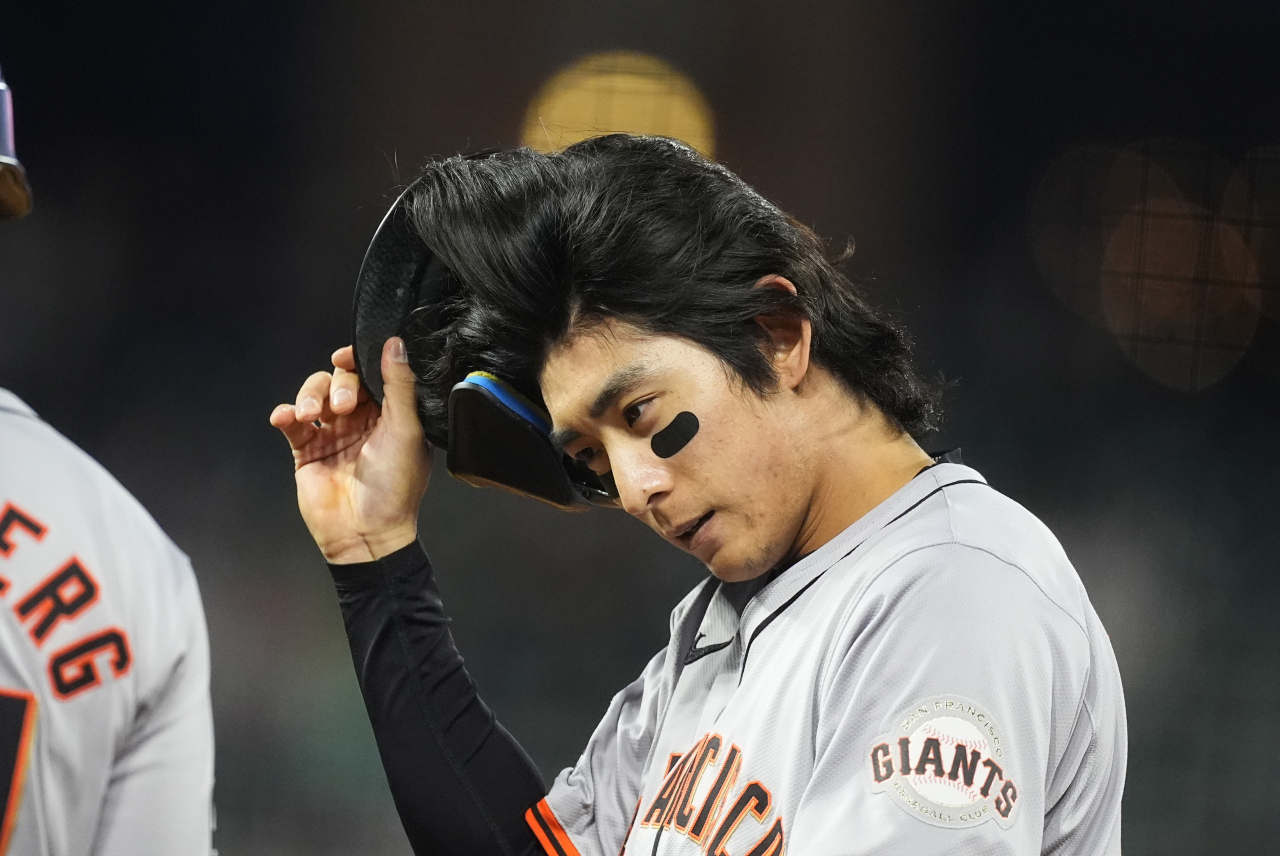 San Francisco Giants' Jung Hoo Lee takes off his batting helmet after flying out against Colorado Rockies relief pitcher Anthony Molina to end the top of the sixth inning of a baseball game on Wednesday in Denver. (AP-Yonhap)