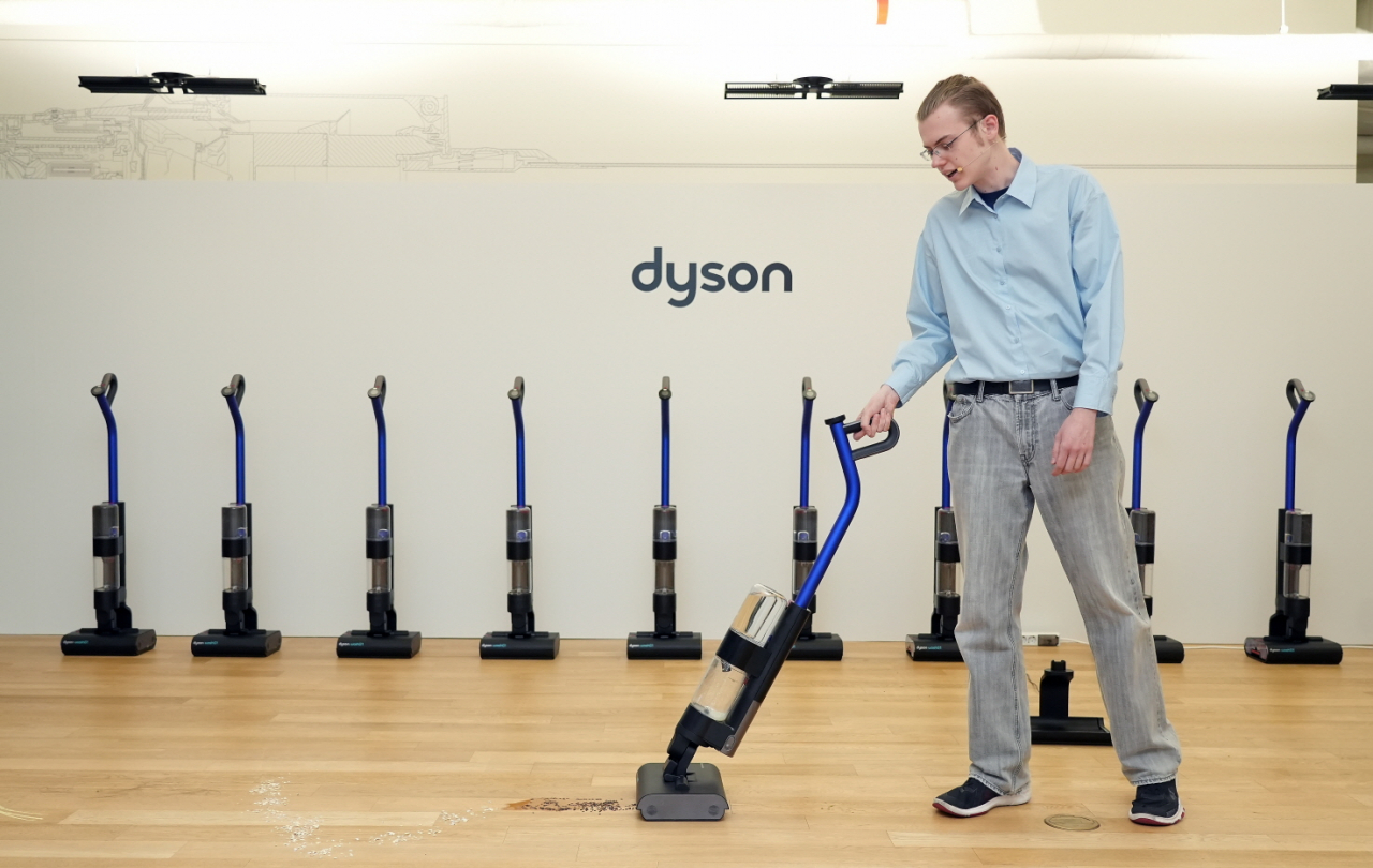 Dyson Floorcare Intelligence Engineer Haydn Brown presents Dyson WashG1, the company's latest wet floor cleaner, in Seoul on April 24. (Dyson Korea)