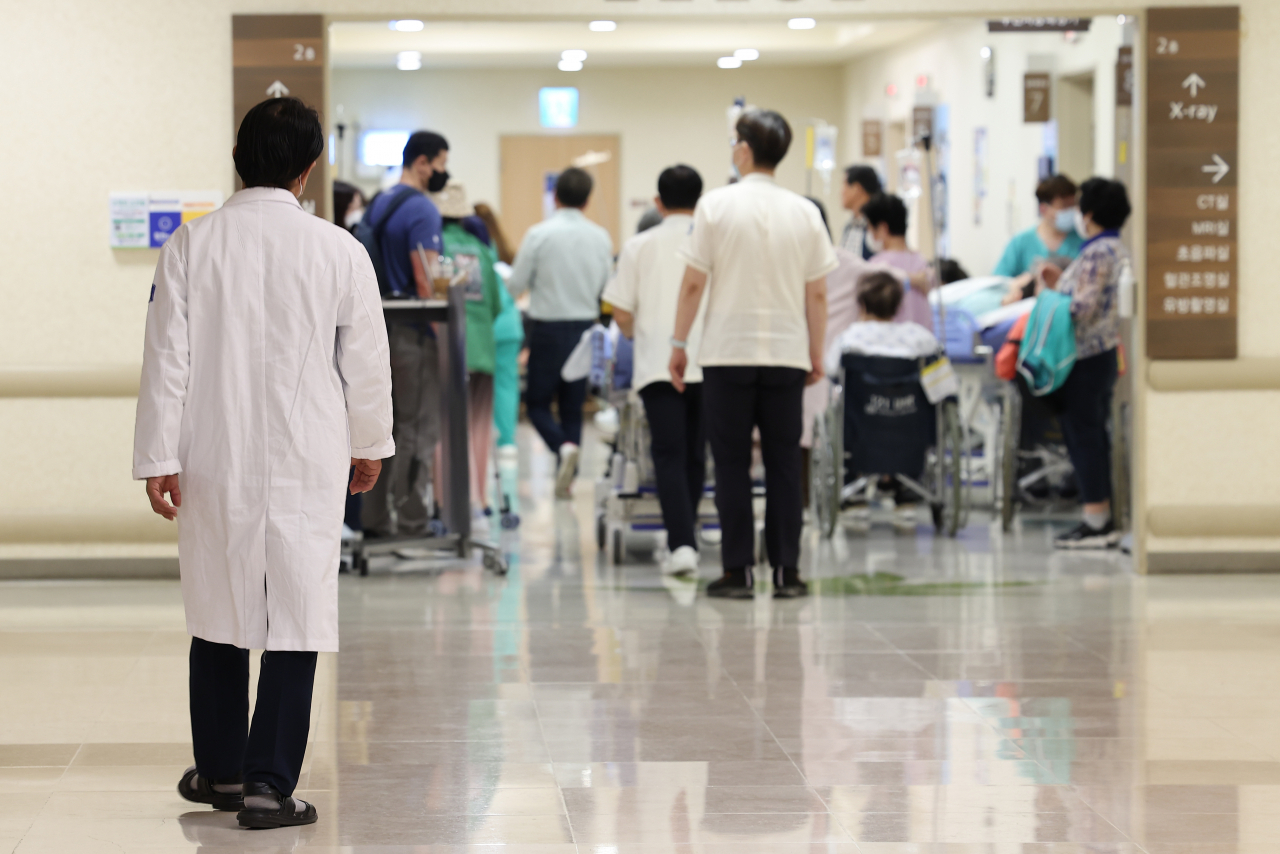 A doctor and patients at a hospital in Seoul (Yonhap)