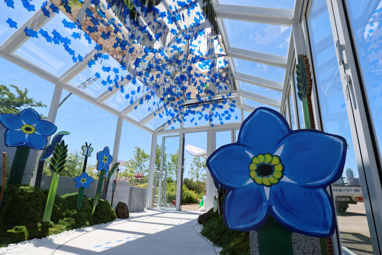 The Garden of Three Forget-me-not Blossoms, an artwork featuring a symbol of South Korean abductees, detainees and prisoners of war in North Korea, that was installed at the Seoul International Garden Show in Seoul on Thursday. (Yonhap)