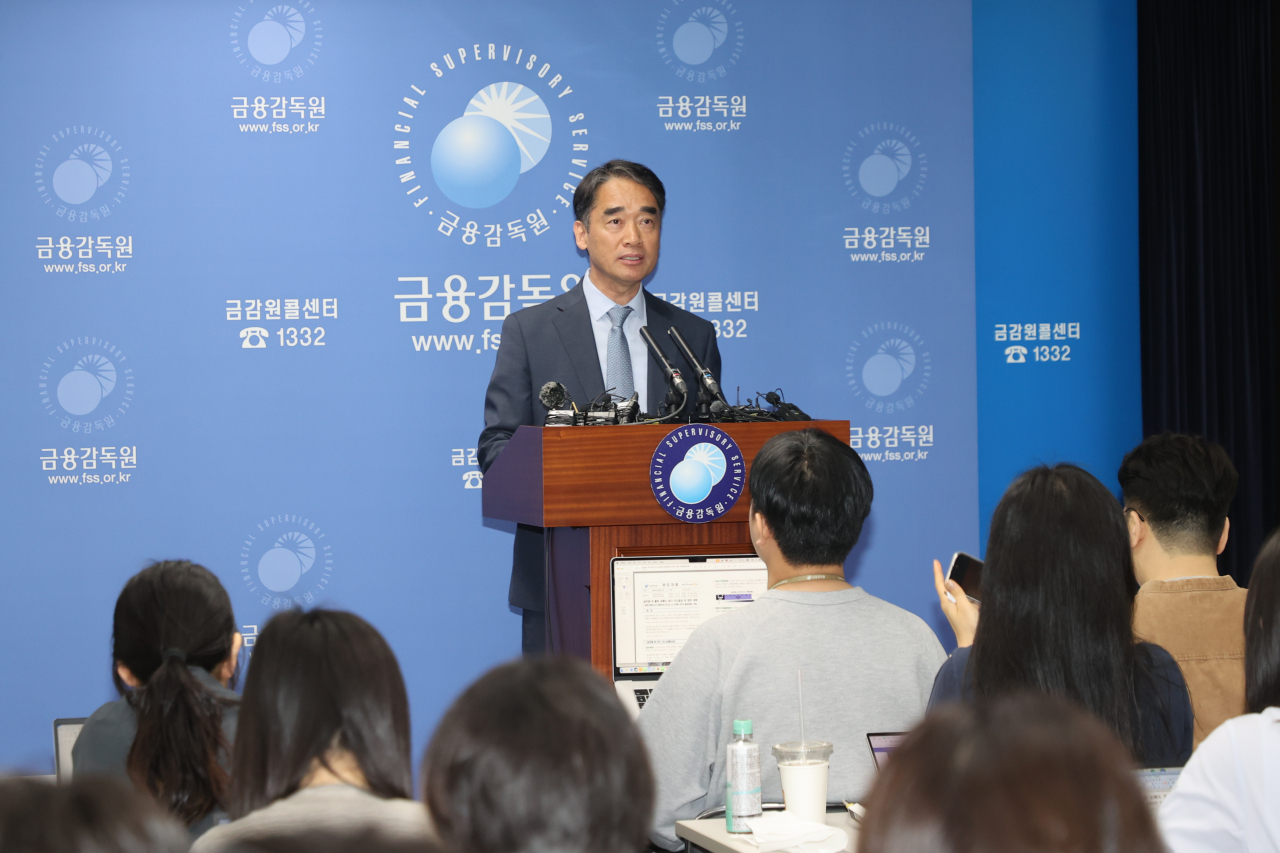 Hahm Yong-il, senior deputy governor at the Financial Supervisory Service, speaks to reporters about the results of an investigation into the illegal short selling practices of global investment banks at the FSS headquarters in Seoul on May 3. (Yonhap)