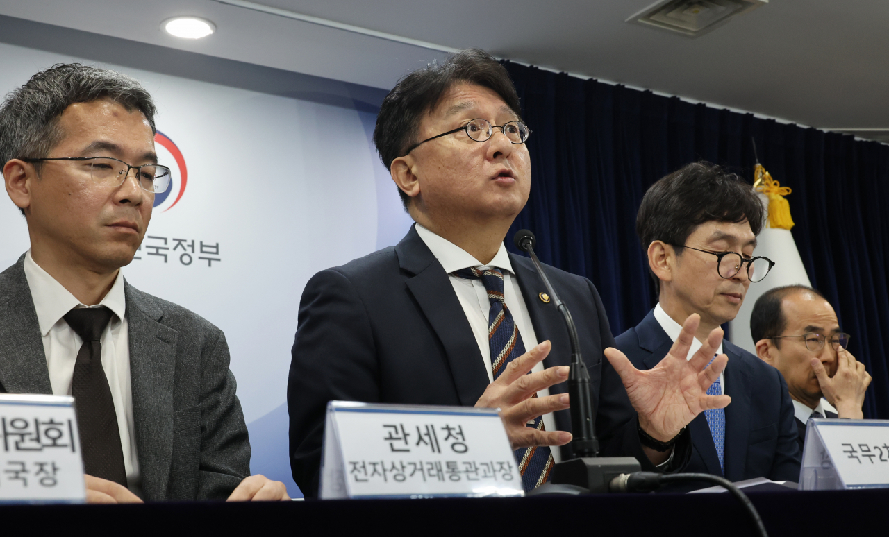 Lee Jeong-won (center), the second vice minister of the Office for Government Policy Coordination under the prime minister, speaks on the government's new regulations on harmful materials related to overseas direct purchases in Seoul on Sunday. (Yonhap)