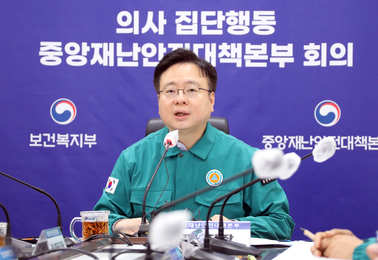 Health Minister Cho Kyoo-hong speaks during a meeting on Monday in Seoul. (Yonhap)