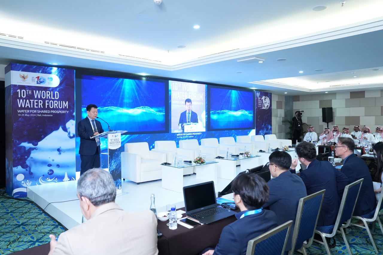 K-water CEO Yun Seog-dae speaks at the 10th World Water Forum held in Bali, Indonesia, Tuesday. (K-water)