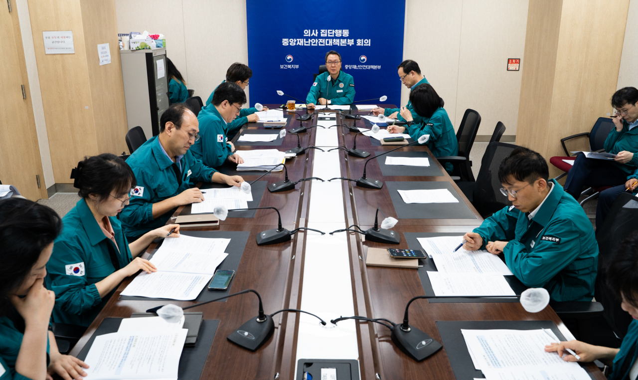 Second Vice Health Minister Park Min-soo and government officials hold emergency meeting, Tuesday. (Yonhap)