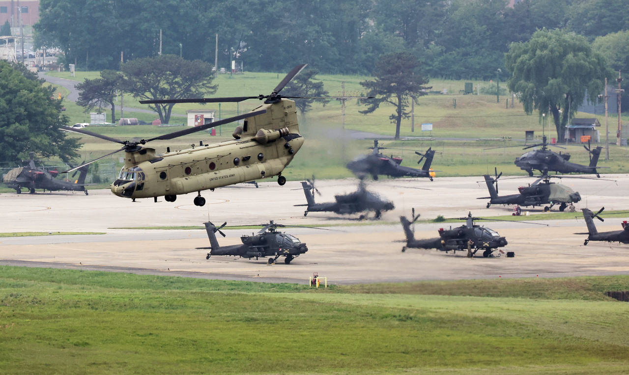 Boeing CH-47 Chinook helicopter is flying at USAG Humphreys on Tuesday, while negotiations on sharing the costs for stationing American troops in South Korea was held. (Yonhap)