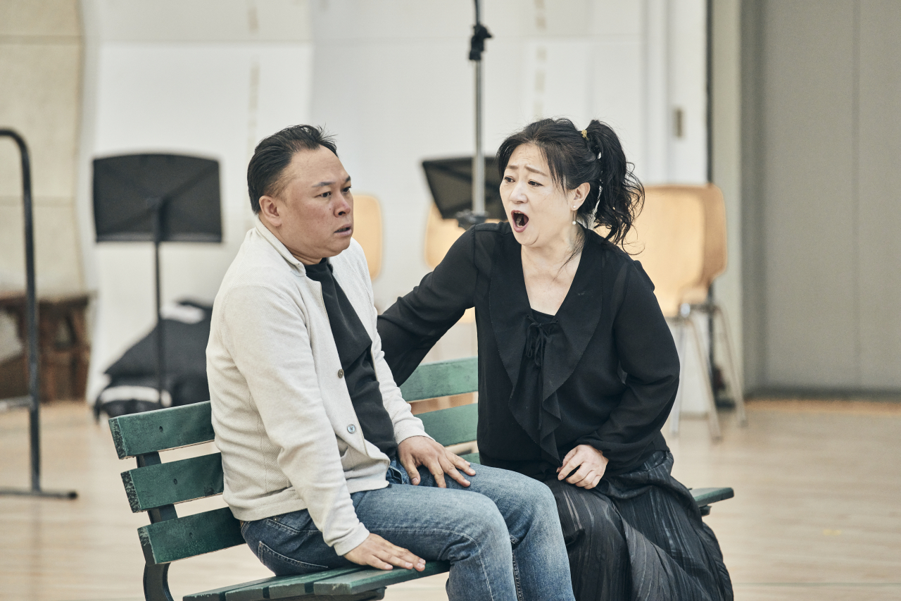 James Lee (left) and soprano Oh Mi-seon participate in a practice session for the opera 