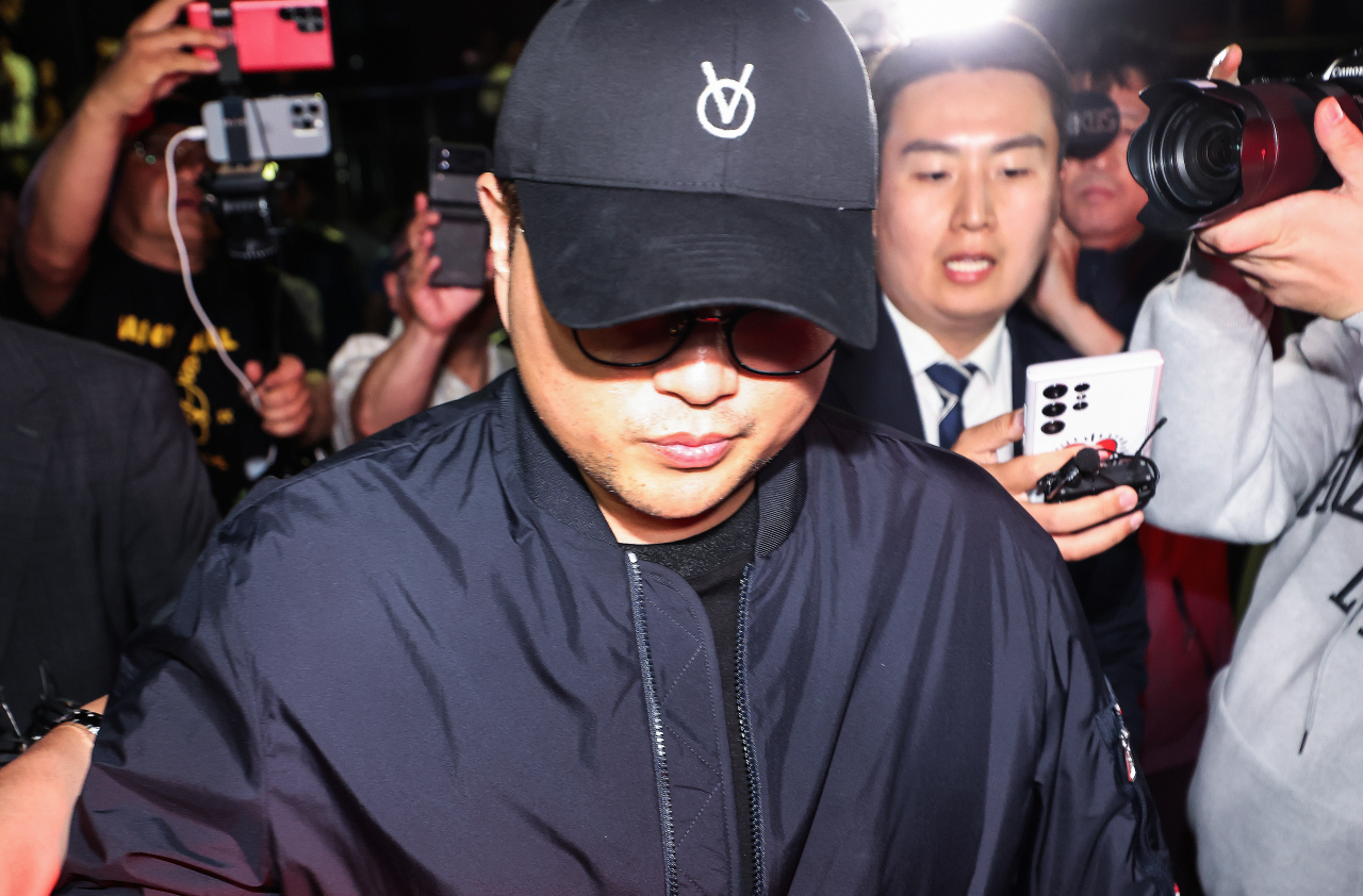 Trot singer Kim Ho-joong leaves the Seoul Gangnam Police Station after interrogation on Tuesday afternoon. (Joint Press Corps)