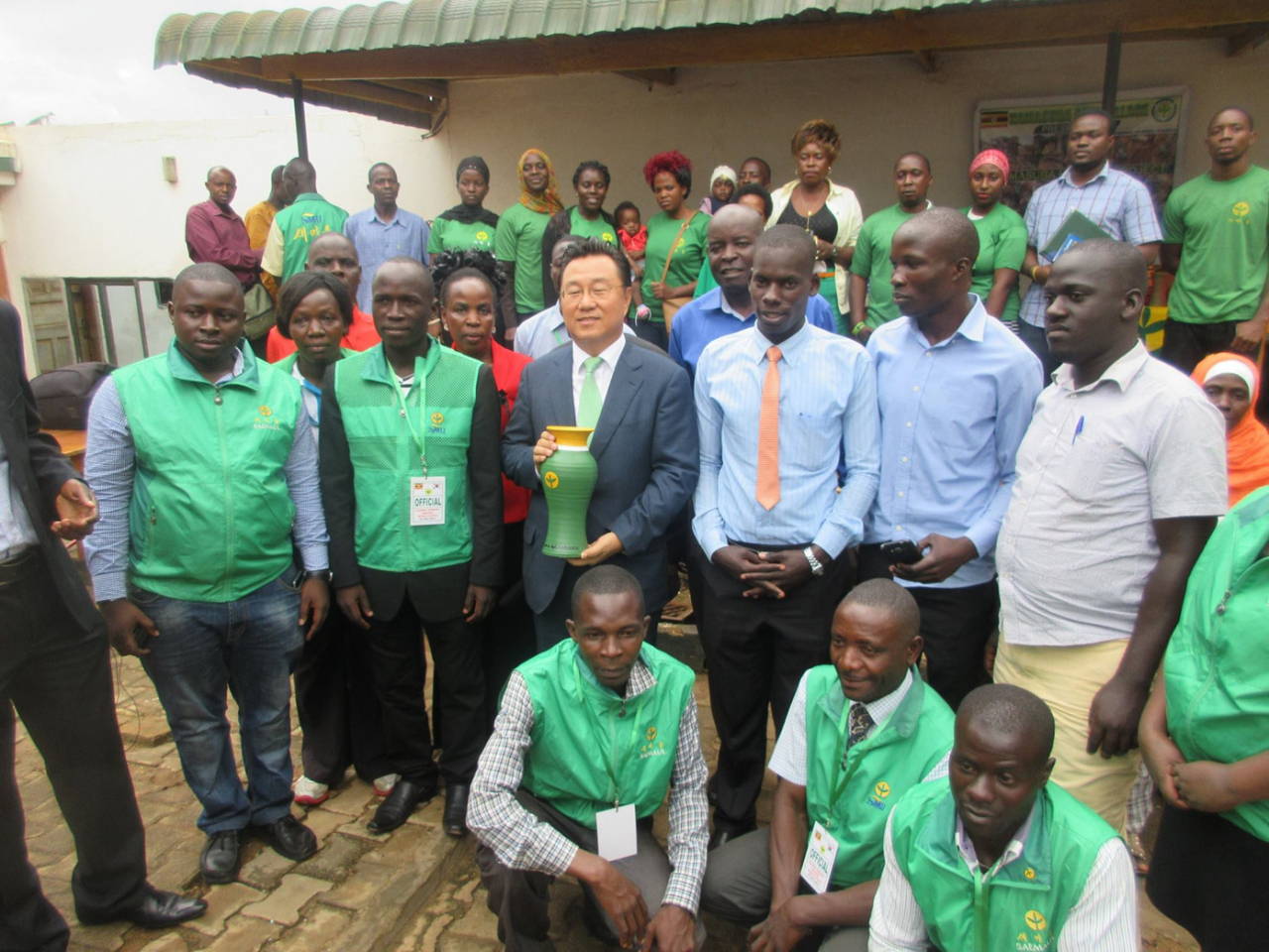 Park Jong-dae (third from left, second row from the front), in his capacity as ambassador to Uganda, attends the annual workshop in December 2016 aimed at transferring South Korea's Saemaul Undong model -- a community-driven development program from the 1970s -- to Uganda. The event took place at the Kyengera Country Resort, Uganda. (Photo courtesy of Park Jong-dae)